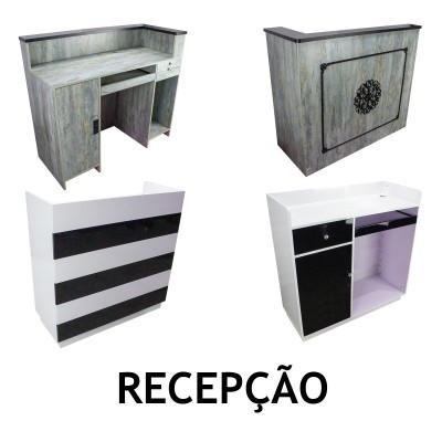 Quatro balcões de recepção com várias cores e estilos diferentes, com texto RECEPÇÃO embaixo