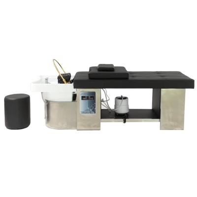 Mobiliário de salão com cadeira estofada preta e lava-cabeças branco com torneira dourada