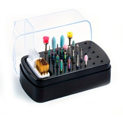 Conjunto de acessórios para manicure ou pedicure com brocas coloridas e escovas numa base preta com tampa transparente