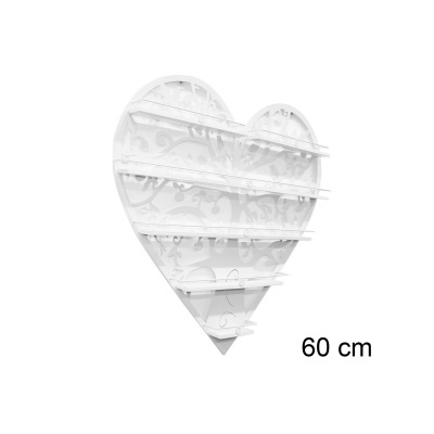 Prateleira branca em forma de coração com várias prateleiras e detalhes decorativos