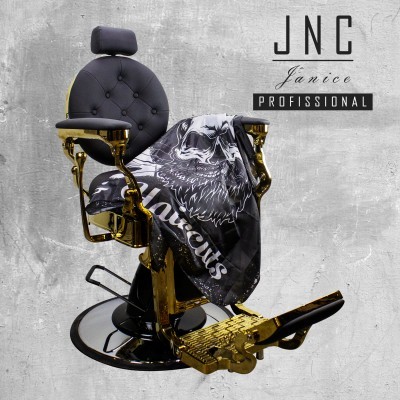 Cadeira de barbeiro dourada com estofado preto e capa preta com desenho de caveira