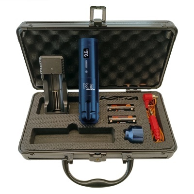 Mala preta aberta com dispositivo eletrônico azul e acessórios organizados no interior em espuma