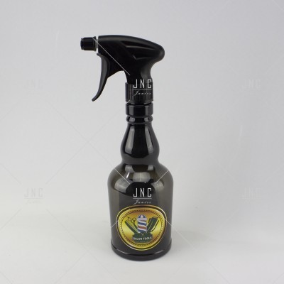 Frasco pulverizador preto com etiqueta redonda SALON TOOLS em fundo branco