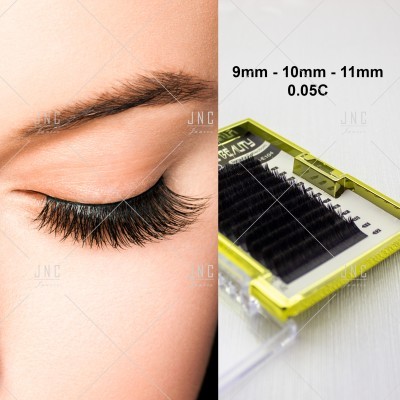 Olho com pestanas aplicadas e caixa com pestanas postiça de vários comprimentos.