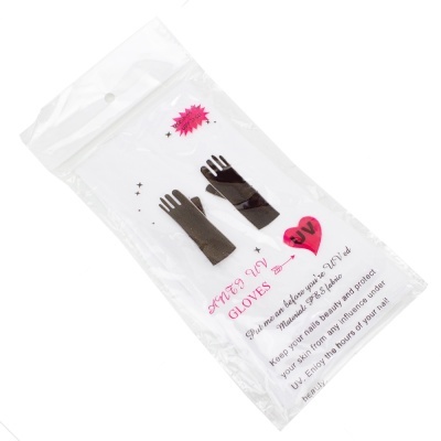 Luvas pretas em microfibra em embalagem plástica transparente