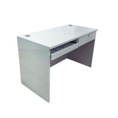 Mesa de escritório branca com gaveta e orifícios para cabos