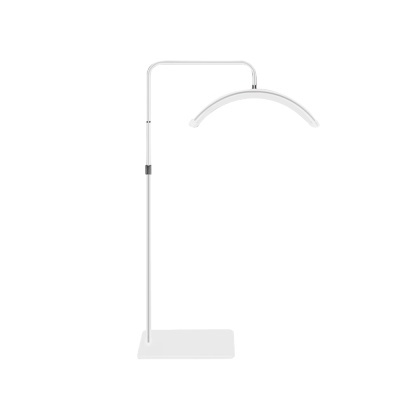 Candeeiro de pé branco com braço curvo
