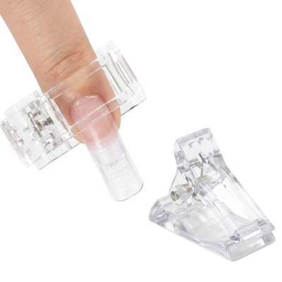 Clips transparentes para unhas em fundo branco