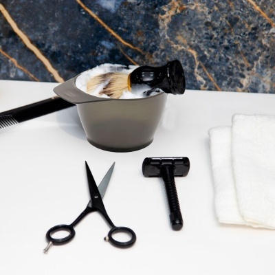 Kit de barbear com tigela, pincel, tesoura, aparelho de barbear e toalhas