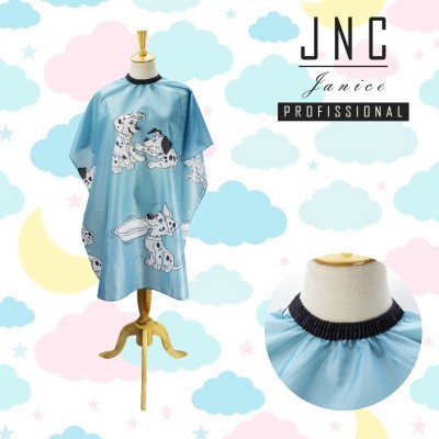 Capa de corte azul clara com estampa de dálmatas em manequim