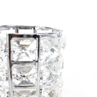 Vaso decorativo de vidro transparente com padrão facetado e estrutura metálica