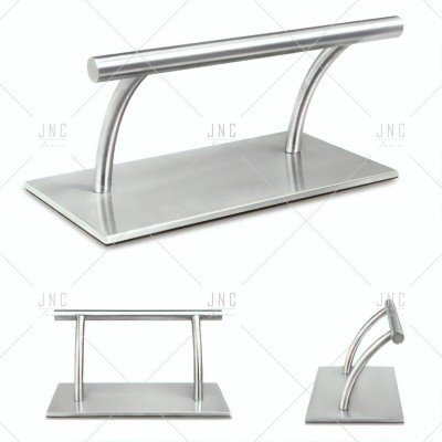 Suporte de metal prateado com base retangular e barra horizontal cilíndrica