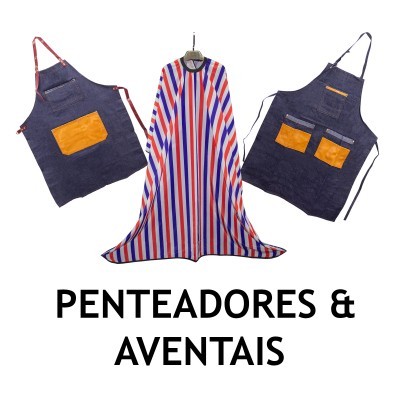 Dois aventais de tecido azul com bolsos castanhos e um manto riscado para cabeleireiro pendurados