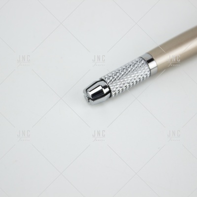 Instrumento metálico prateado e dourado com ponta de precisão sobre fundo branco