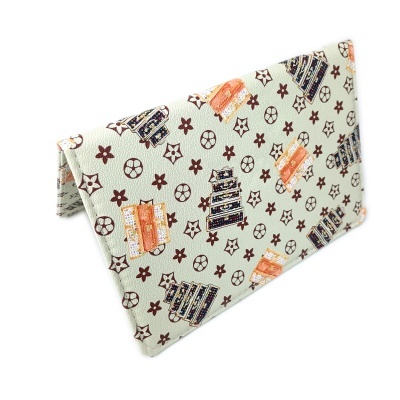 Carteira de tecido com padrão decorativo bege, castanho, azul e laranja