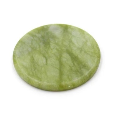 Disco redondo em pedra verde com padrões naturais