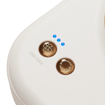 Superfície branca com botões castanhos e LEDs azuis