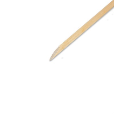 Espátula de madeira clara com ponta fina e serrilhada