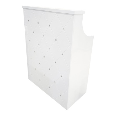 Balcão branco com superfície acolchoada e botões brilhantes