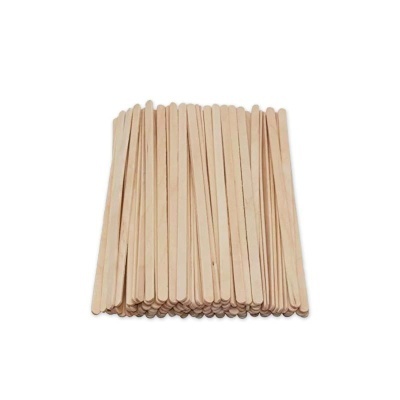 Pauzinhos de madeira empilhados sobre fundo branco