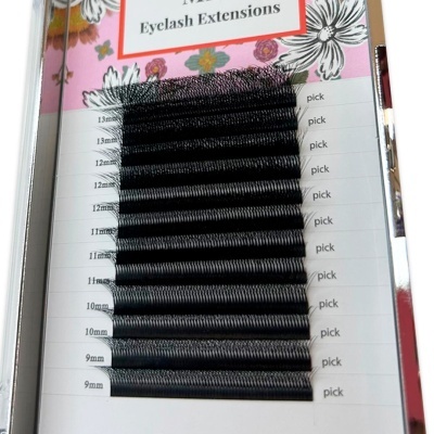 Extensões de pestanas em várias dimensões numa embalagem com design floral