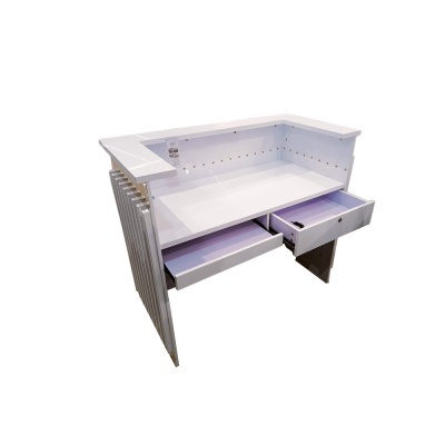 Balcão branco com gavetas, painel perfurado e ganchos.