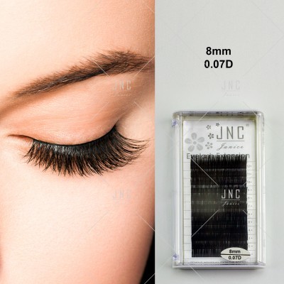 Pestanas postiças JNC Service 8mm 0.07D ao lado do olho fechado de mulher com pestanas densas