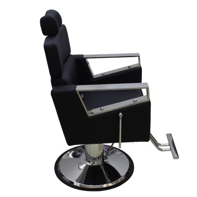 Cadeira de barbeiro preta com base metálica cromada e braços com estrutura metálica.