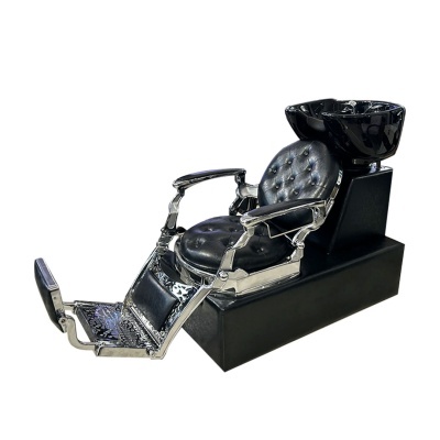 Cadeira de barbeiro preta em couro com lavatório preto e detalhes metálicos prateados