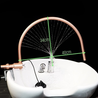 Pia branca com torneira arqueada cobre e medição de jatos de água