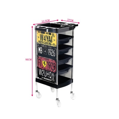 Carrinho de arrumação com gavetas pretas, estrutura metálica cromada, e decoração de placas em tons amarelo, preto e vermelho.