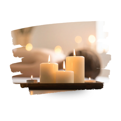 Conjunto de velas brancas de vários tamanhos numa bandeja de madeira escura num ambiente interior