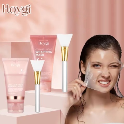 Tubos cor-de-rosa do produto Hoygi Collagen Night Wrapping Mask, escovas aplicadoras e mulher a remover máscara facial transparente