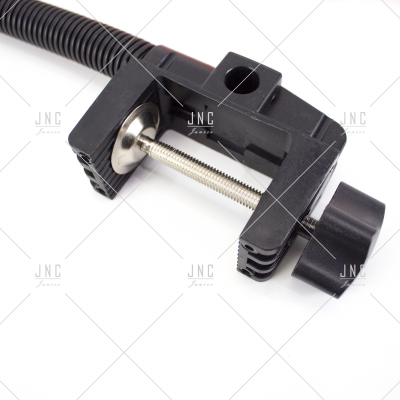 Braçadeira preta com parafuso de metal e cabo tubular flexível