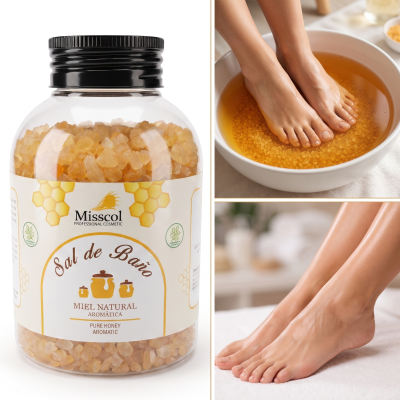 Frasco de sal de banho aromático de mel natural com pés a mergulhar em bacia com sal