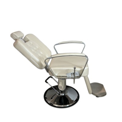 Cadeira de barbeiro bege com base cromada e apoios de metal