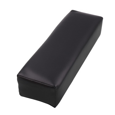 Almofada retangular preta com superfície lisa e costuras nas bordas