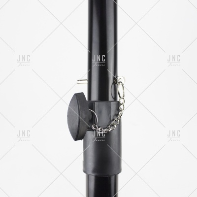 Estrutura tubular preta com peça de fixação circular e corrente metálica