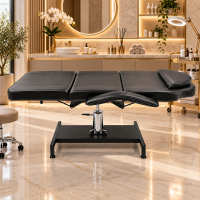 Cama de massagem preta em ambiente de spa luxuoso