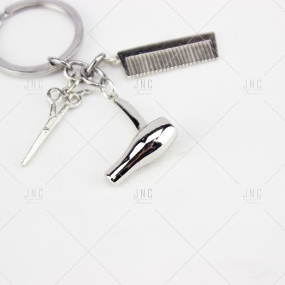 Porta-chaves com miniaturas de tesoura, secador e pente
