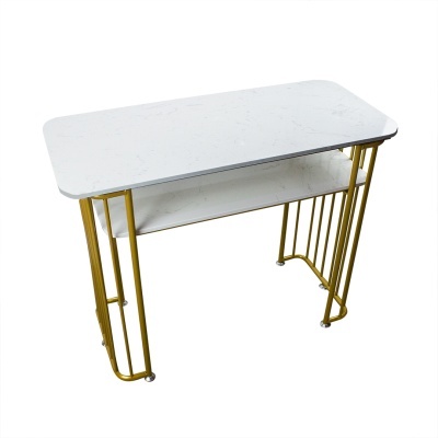 Mesa retangular com tampo branco marmoreado e estrutura metálica dourada