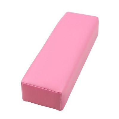 Almofada retangular cor-de-rosa para apoio em manicure.
