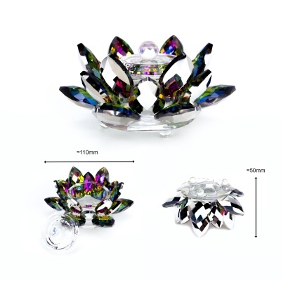 Suporte de vela em cristal facetado transparente com reflexos iridescentes em forma de flor