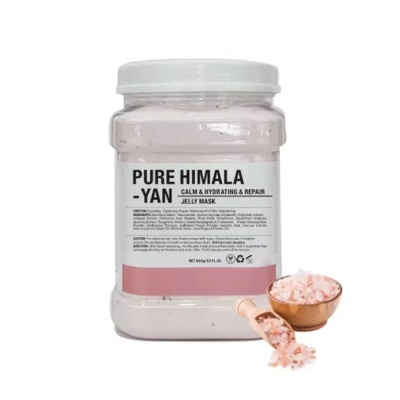 Frasco plástico com máscara de gel rosa, rótulo branco e preta, tigela e colher de madeira com sal rosa