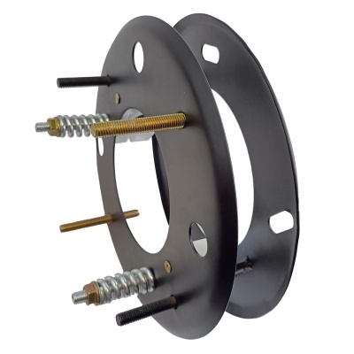 Suporte de metal preto com parafusos e molas para montagem