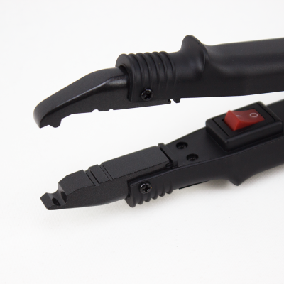 Prancha de cabelo preta com botão vermelho