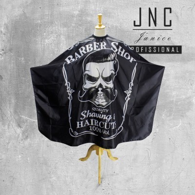 Capa preta para barbeiro com estampa branca de caveira e texto, exibida num manequim