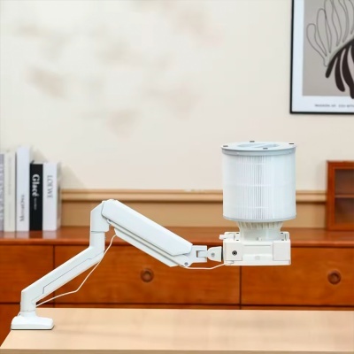 Suporte articulado branco com filtro de ar cylindrical branco sobre mesa