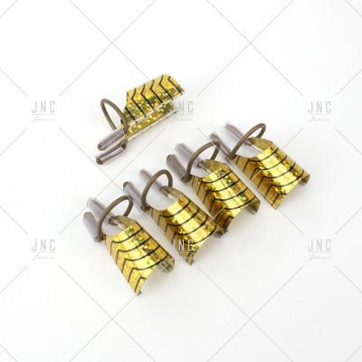 Moldes de unhas artificiais douradas com clip em fundo branco