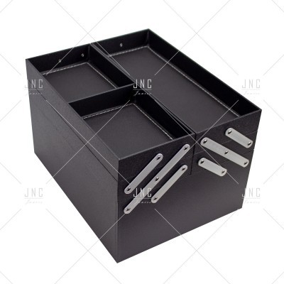 Caixa organizadora preta de madeira com divisórias e suportes metálicos